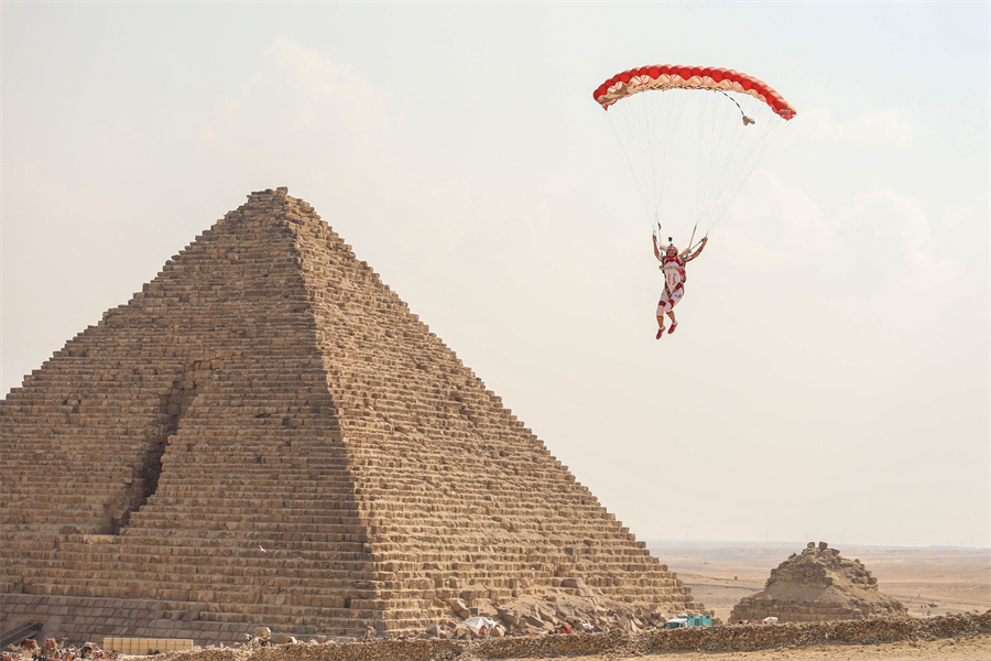 埃及吉萨举办跳伞节 上千名运动员飞越金字塔