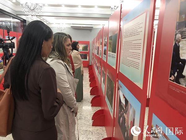 ���й�����Ժ���Ű칫�Һ��й�פ��Լ����¬�����¹ݹ�ͬ�ٰ�ġ���ʱ���й��ķǷ�ʮ�ꡱͼƬչ11��3��������Լ����������ݿ�Ļ��չ��������չ����11��30�ա����������߳�һ�� ��