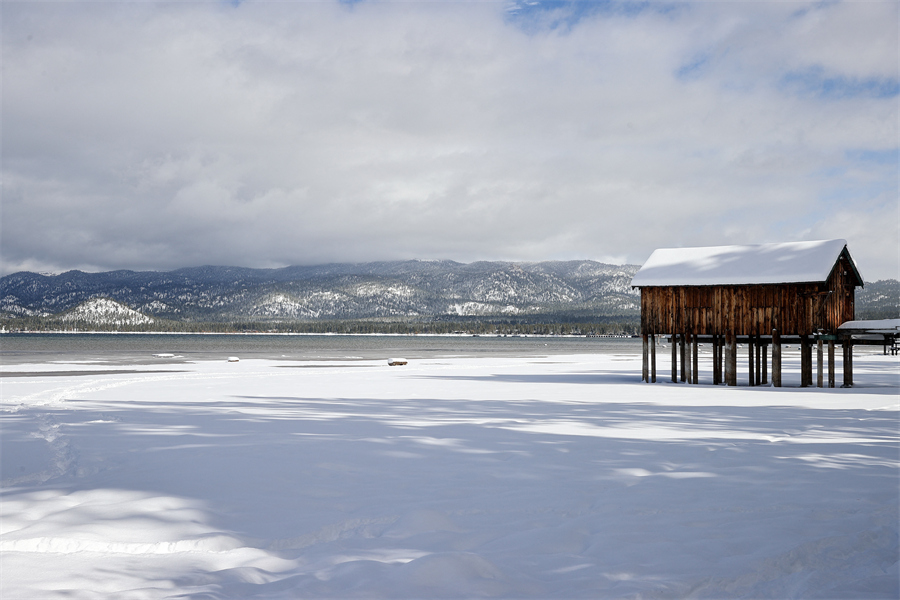 美国加州南太浩湖一带迎来降雪
