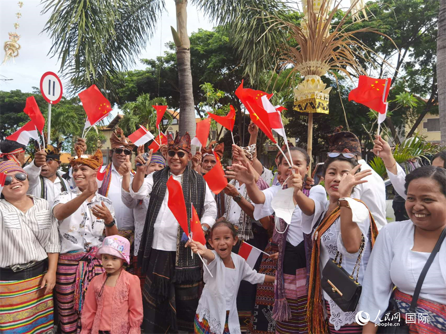 印尼巴厘岛民众热情欢迎习近平主席