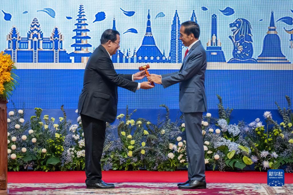 11月13日，在柬埔寨首都金边，柬埔寨首相洪森（左）将东盟轮值主席木槌移交给2023年东盟轮值主席国印度尼西亚总统佐科。新华社记者朱炜摄