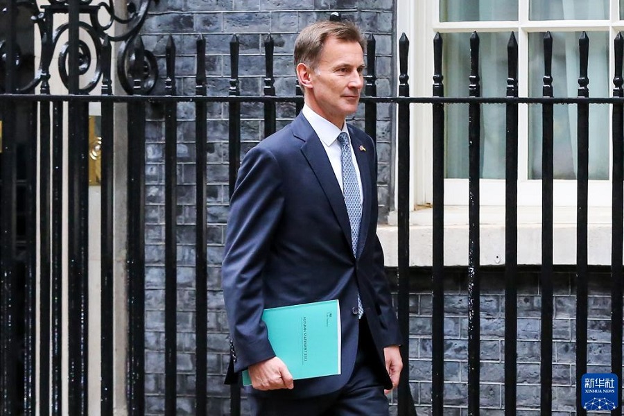 11月17日，在英国伦敦，英国财政大臣杰里米·亨特离开办公室，准备前往议会公布秋季预算案。