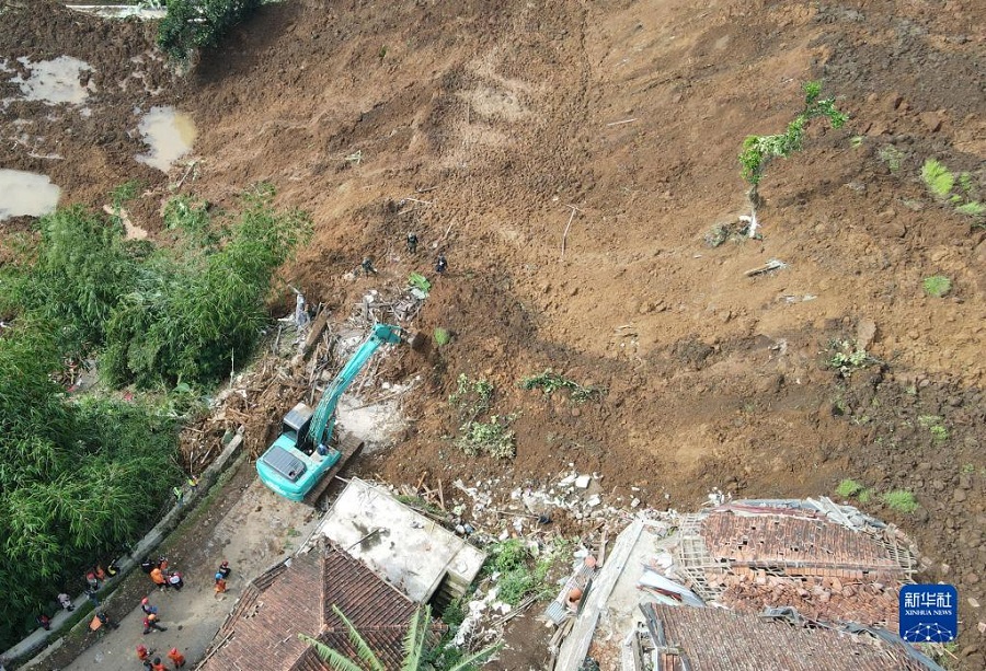 11月22日，救援人员在印度尼西亚西爪哇省展玉地区地震震中附近的山体滑坡现场开展救援（无人机照片）。新华社记者 徐钦 摄