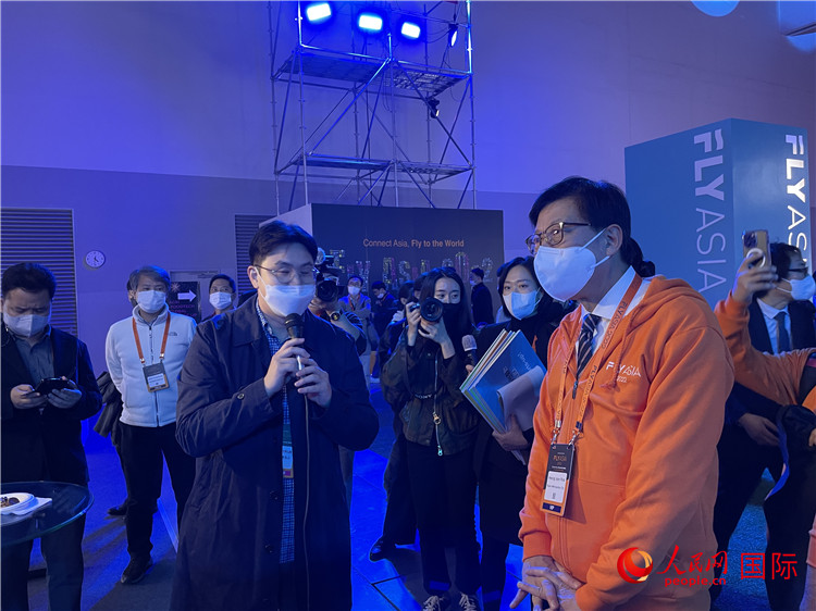 釜山市长朴亨��在“FLY ASIA2022”亚洲创业博览会期间听取相关初创企业介绍。人民网记者 马菲摄