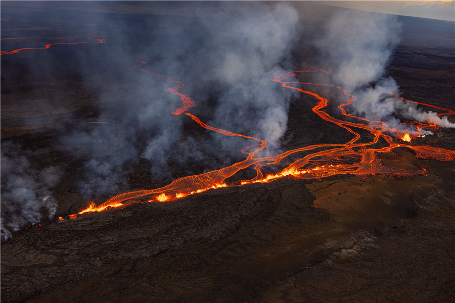 熔岩流淌！夏威夷冒纳罗亚火山喷发