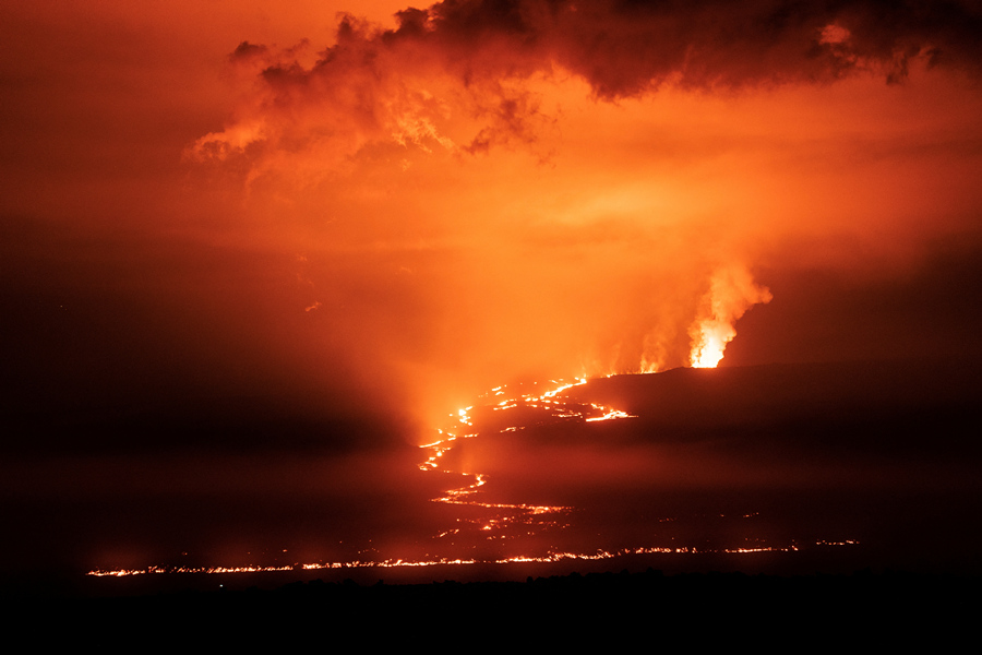 美国夏威夷冒纳罗亚火山持续喷发