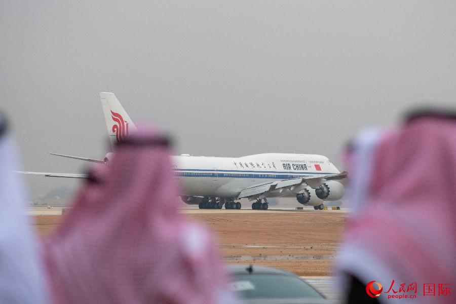 当地时间12月10日上午，国家主席习近平乘专机启程回国。人民网记者 翁奇羽摄
