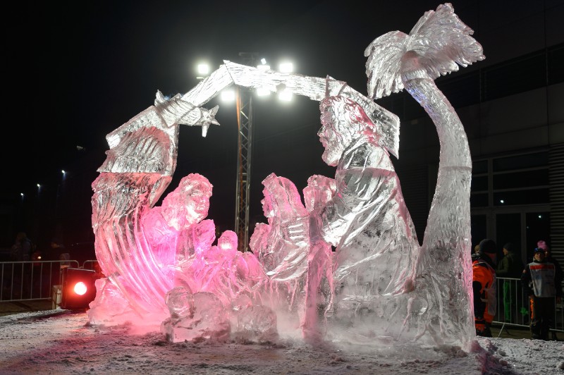 波兰举行国际冰雕节 造型各异栩栩如生