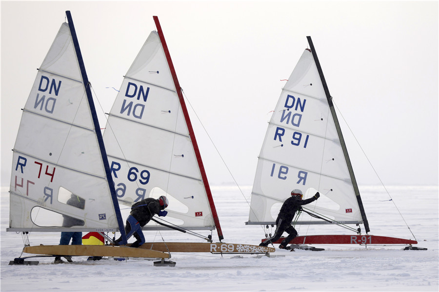 俄罗斯新罗西斯克举办冰上帆船锦标赛