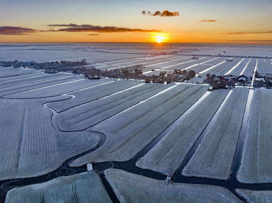 荷兰瓦勒遇寒流 冰冻奇景令人惊叹