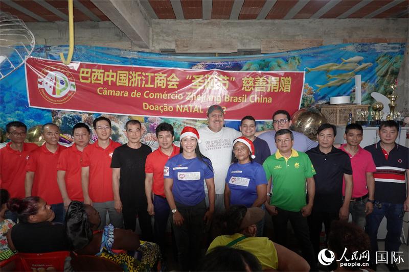 巴西中国浙江商会向里约总督岛贫困民众捐赠200个食品篮。人民网记者 吴杰摄