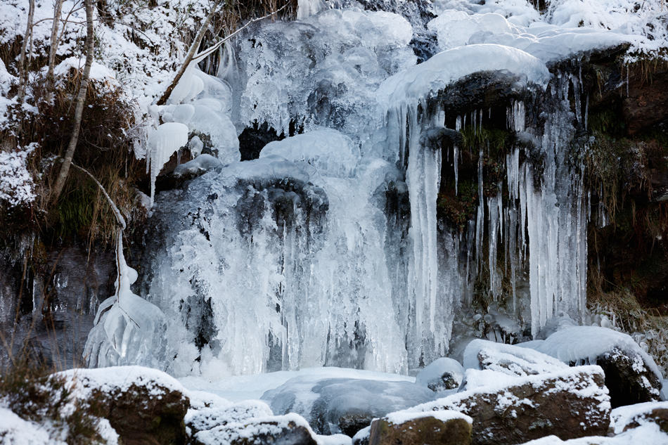 英国威尔士布雷肯冬季极度寒冷 瀑布冻结成冰