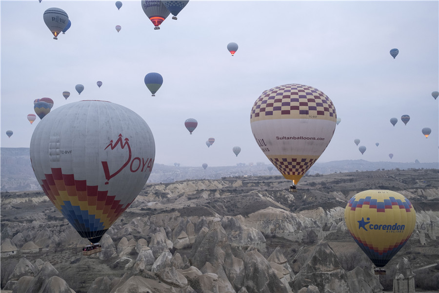 土耳其内夫谢希尔热气球飞上天空 吸引众多游客参观拍照