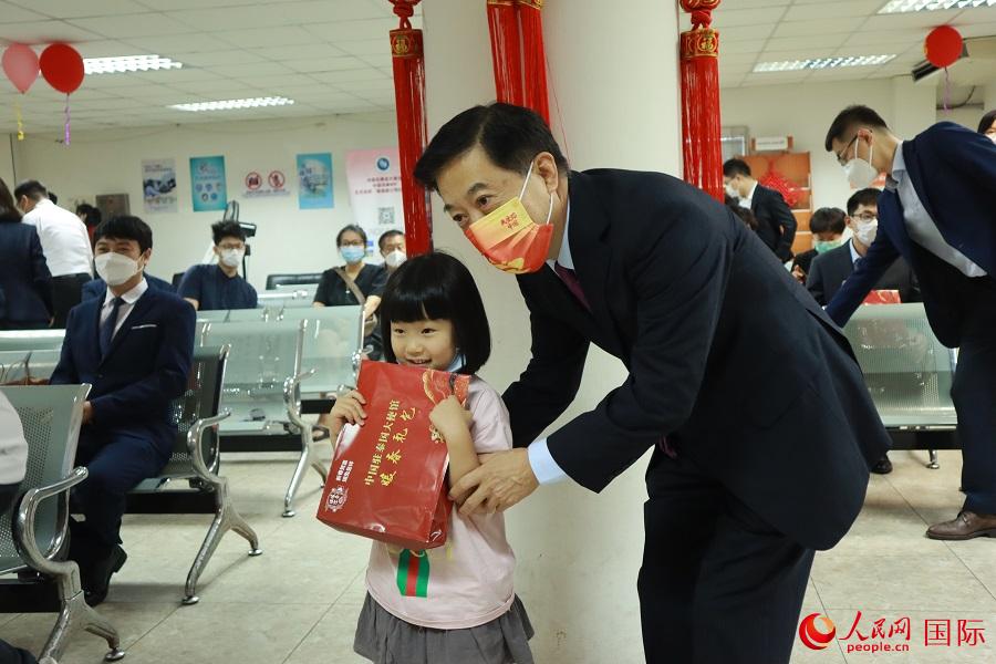 中国驻泰国大使韩志强向在泰的中国小朋友发放暖春礼包。实习生 李百加摄