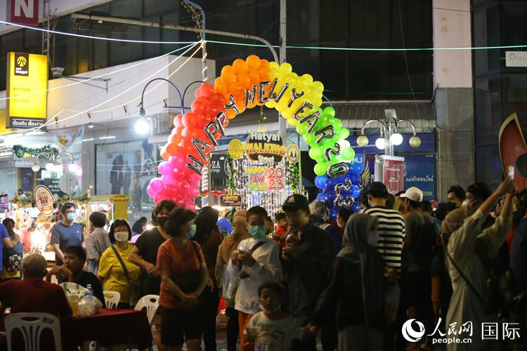 跨年夜当晚，在泰国南部最大城市合艾举行的“神奇泰国2023新年倒计时活动”。实习生李百加摄