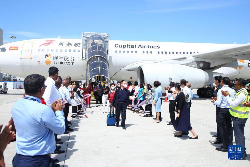 通讯：马尔代夫以水门礼迎接中国航班和游客