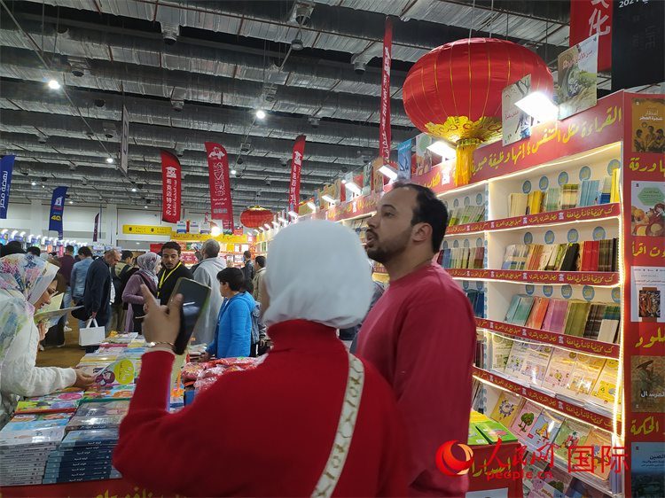阿拉伯读者在中国书展前摄影留念。黄培昭摄