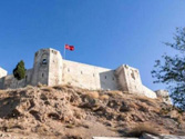 土耳其千年古堡坍塌 墙体受损周围一片废墟