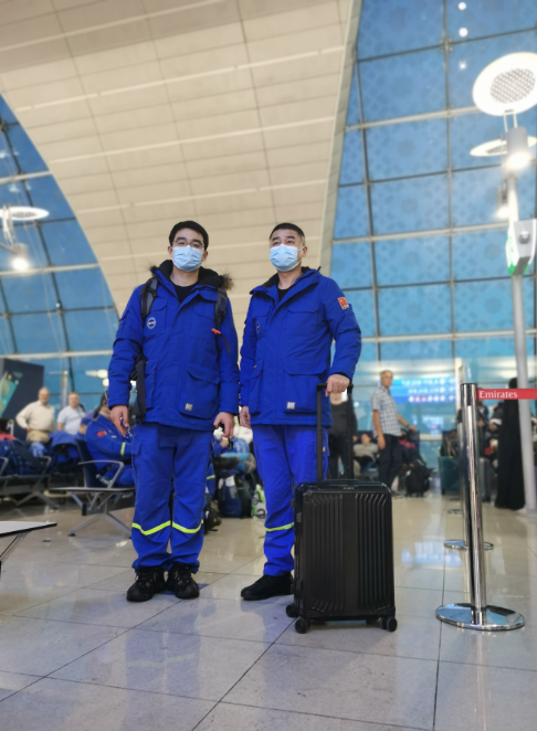 扬州市蓝天救援队队长张昀路与队员戴小冬抵达土耳其伊斯坦布尔机场。张昀路供图