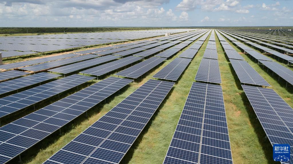 这是2019年12月13日拍摄的肯尼亚加里萨50兆瓦光伏发电站太阳能电池板。中企承建的东非最大光伏电站肯尼亚加里萨50兆瓦光伏发电站当日正式投入运营。新华社记者 谢晗 摄