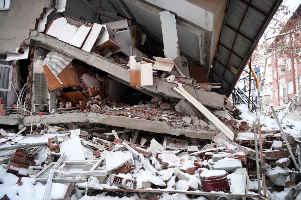 这是2月7日在土耳其卡赫拉曼马拉什省南部的埃尔比斯坦地区拍摄的地震中受损的建筑物。新华社记者沙达提摄