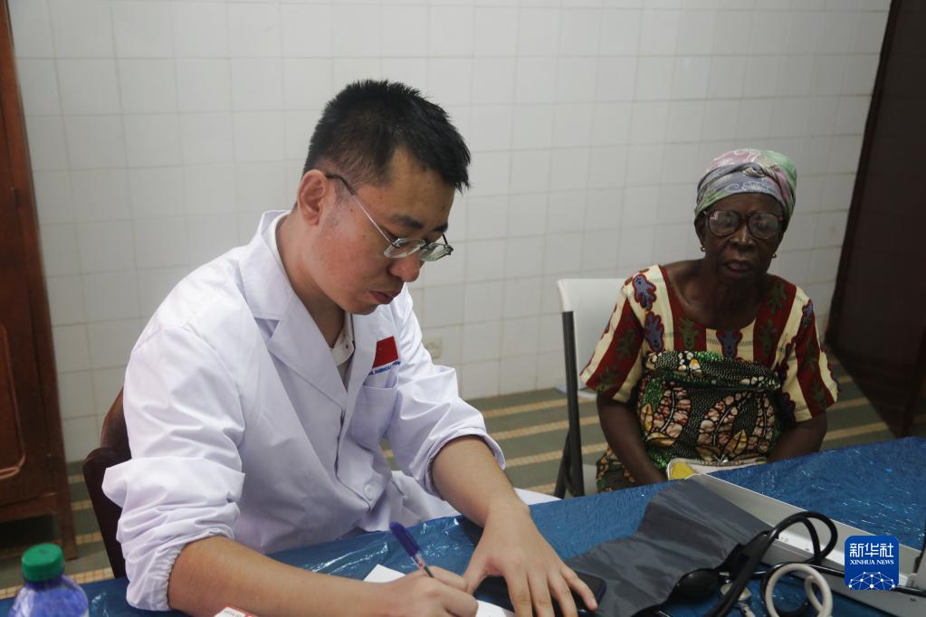 中国援多哥医疗队开展义诊活动
