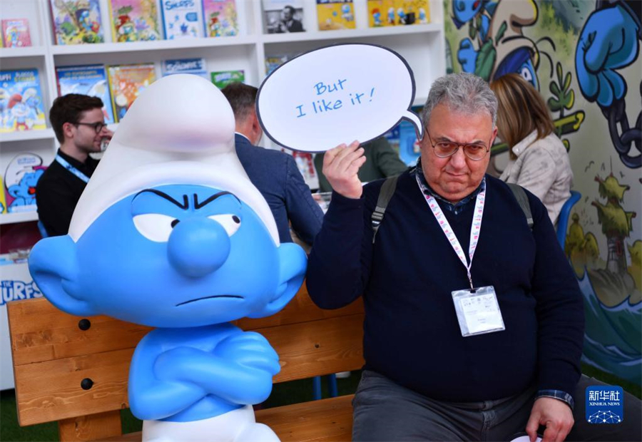 3月7日，参观者在意大利博洛尼亚国际儿童书展上与卡通玩偶合影。第60届博洛尼亚国际儿童书展于3月6日至9日在意大利博洛尼亚会展中心举办。该书展创始于1964年，是世界少儿图书和多媒体行业最重要的展会之一。新华社记者 金马梦妮 摄