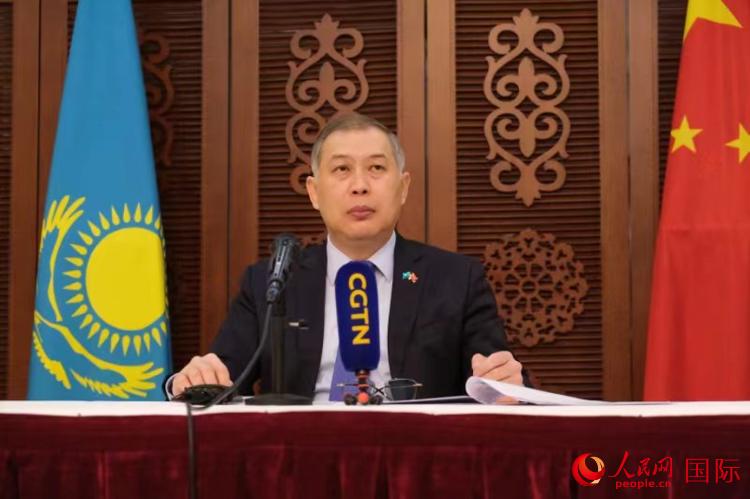 哈萨克斯坦驻华大使沙赫拉特·努雷舍夫在使馆举办新闻发布会。 东谈主民网 褚梦琦摄