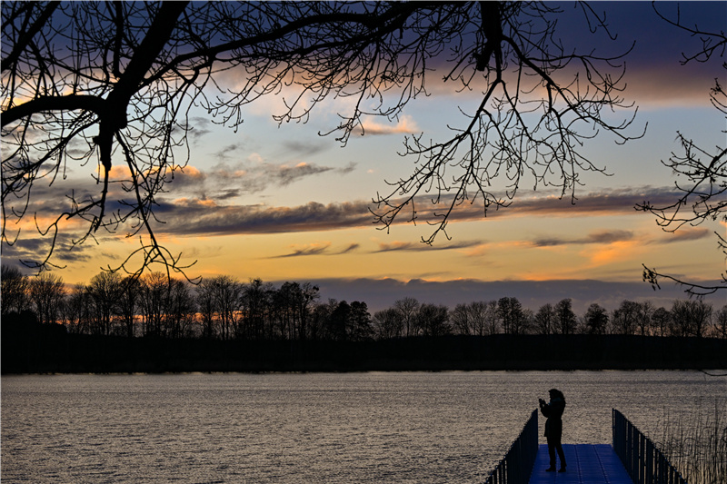 德国勃兰登堡夕阳西下 湖泊上空彩云飘荡