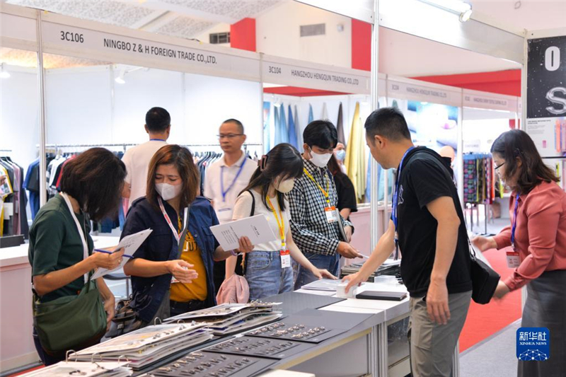3月16日，在印度尼西亚雅加达国际会展中心，参会者在第三届中国（印尼）贸易博览会上了解商品。