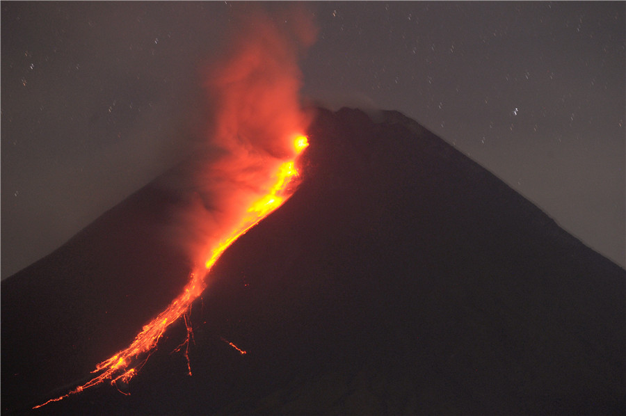 印尼默拉皮火山喷发 熔岩流出场面壮观