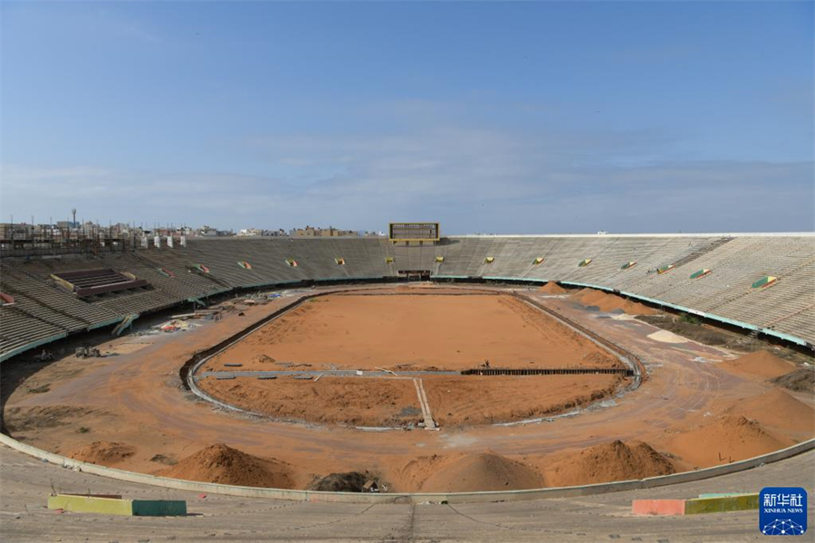 这是3月22日在塞内加尔首都达喀尔拍摄的维修施工中的桑戈尔体育场。中国援助塞内加尔4座体育场维修项目是进入新世纪以来中国在塞实施的规模最大的援助项目，包括对4座体育场的维修和升级改造。除桑戈尔体育场外，另外3座体育场分别位于久尔贝勒、考拉克和济金绍尔。新华社记者 韩旭 摄