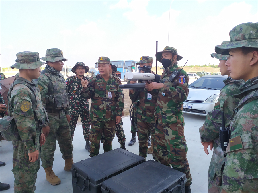3月24日，参加中柬“金龙―2023”联演的双方官兵混合编组，开始进行为期一周的联合适应性训练。中柬参演官兵开展装备操作训练，熟悉了解对方武器装备性能。高毅摄