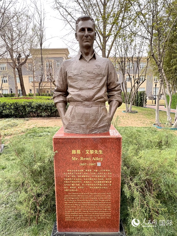 路易・艾黎雕像。人民网记者 王迪摄