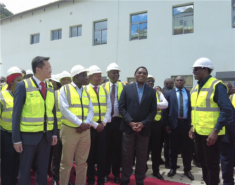 3月24日，赞比亚总统哈凯恩德·希奇莱马（中）参观下凯富峡水电站。中国电建供图
