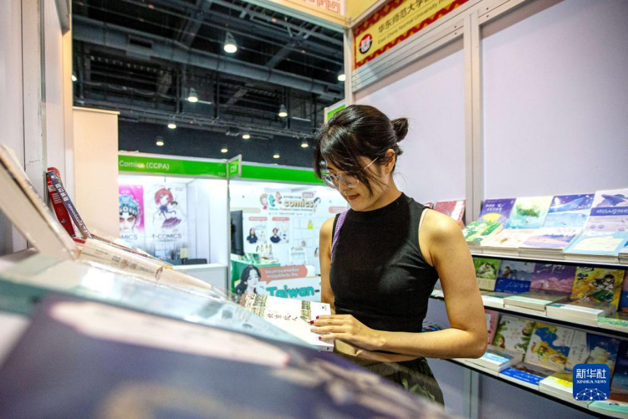 3月30日，读者在泰国曼谷国际书展上选购中文图书。新华社记者 王腾 摄