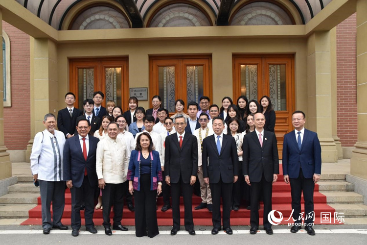 中国人民对外友好协会授予菲律宾前总统阿罗约“人民友好使者”荣誉称号