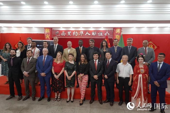 部分参与成立仪式的与会者合影。人民网记者 吴杰摄
