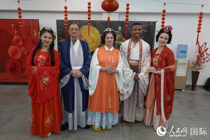 两国志愿者身着汉服合影留念。人民网记者 吴杰摄
