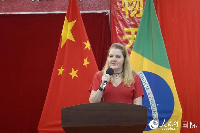 中国研修班学员协会主席克劳迪娅·亚努齐致辞。人民网记者 吴杰摄