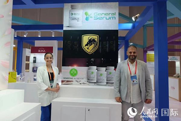 ����������ƷƷ��չ��Sebdenics-Bettina�����븸�ף��ң������μ��й����ж�ŷ���Ҳ����ᡣ������ ��������
