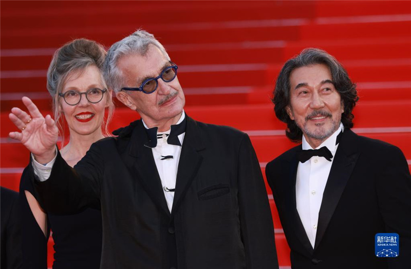 5月27日，在法国戛纳国际电影节上，影片《完美的日子》的导演维姆・文德斯（中）和主演、日本演员役所广司（右）踏上闭幕式红毯。新华社记者 高静 摄