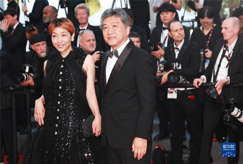 5月27日，日本影片《怪物》的导演是枝裕和（右）和演员安藤樱在法国戛纳国际电影节踏上闭幕式红毯。新华社记者 高静 摄