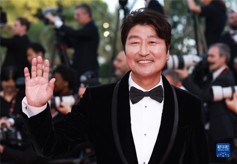 5月27日，在法国戛纳国际电影节上，韩国演员宋康昊踏上闭幕式红毯。新华社记者 高静 摄