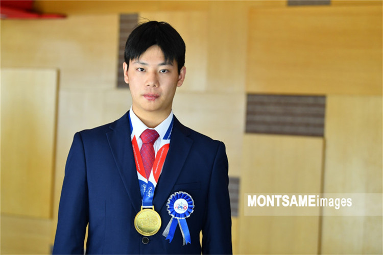中国选手富阳中学郎程超以理论第一、总分第一的成绩获得金牌。蒙通社官网供图