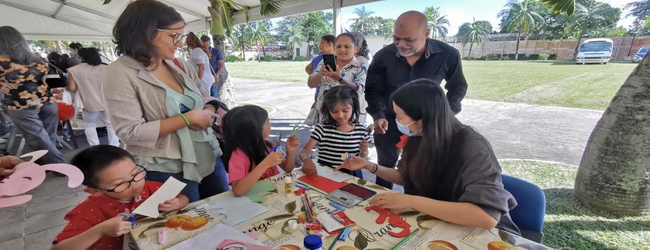 汉语志愿者老师指导孩子制作剪纸。中国驻毛里求斯大使馆文化处供图