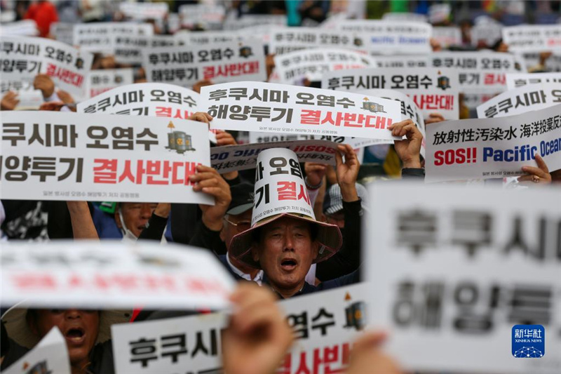 来自韩国各地的数千名渔民12日在首尔国会议事堂附近举行大规模集会，强烈反对日本福岛核污染水排海，同时敦促韩国政府积极保护韩国渔民权益。新华社记者 王益亮 摄