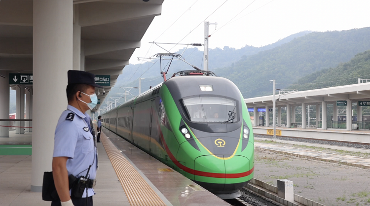 6月13日，中老铁路“复兴号”国际旅客列车驶入磨憨站。李扬 摄