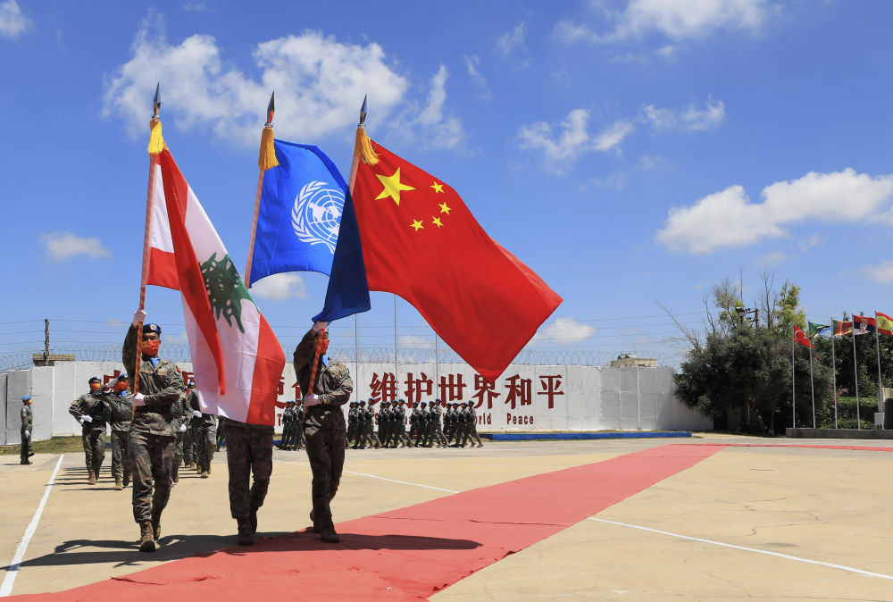 在黎巴嫩南部辛尼亚村的中国维和队列营区，中国维和队列官兵在受勋后通过不雅礼台（2022年7月1日摄）。汇集国驻黎巴嫩临时队列（联黎队列）当日授予中国第20批赴黎巴嫩维和队列全体410名官兵汇集国“和平勋章”，以奖赏他们为黎巴嫩南部地区和牢固定作出的杰出孝敬。新华社记者 刘宗亚 摄