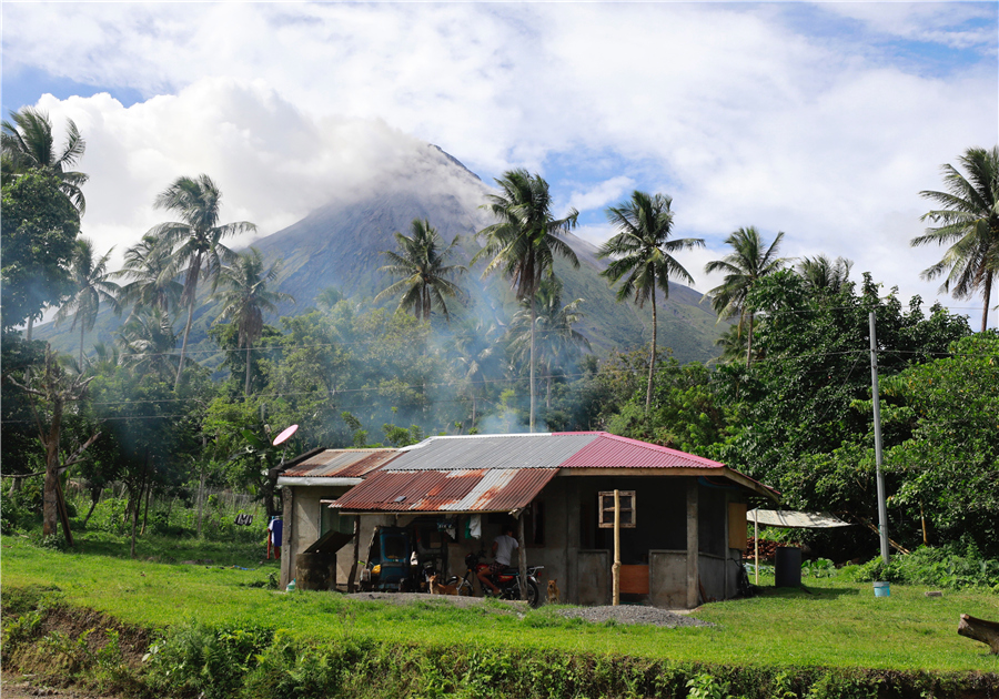 菲律宾马荣火山活动持续 喷发出火山灰和气体